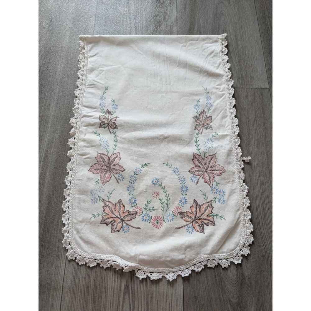 Vintage Embroidered Floral Leaf Table Runner With Crochet Lace Edging 20"x18"